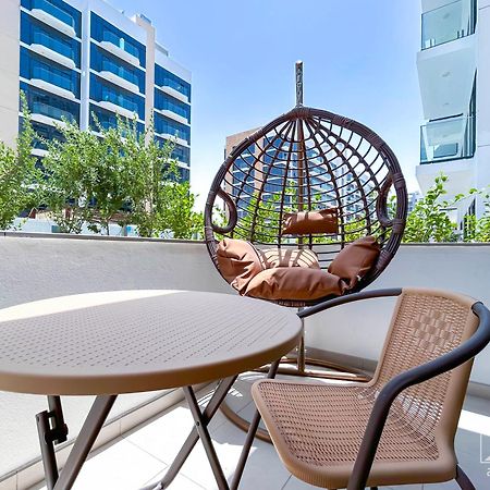 Charming Studio With Balcony In Azizi Riviera ดูไบ ภายนอก รูปภาพ