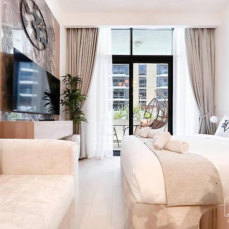 Charming Studio With Balcony In Azizi Riviera ดูไบ ภายนอก รูปภาพ