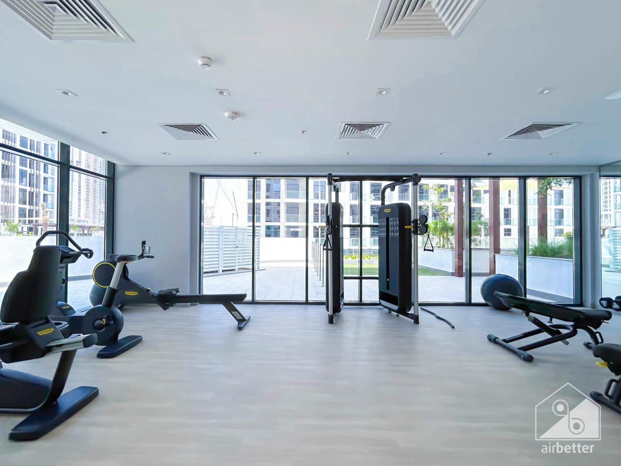 Charming Studio With Balcony In Azizi Riviera ดูไบ ภายนอก รูปภาพ